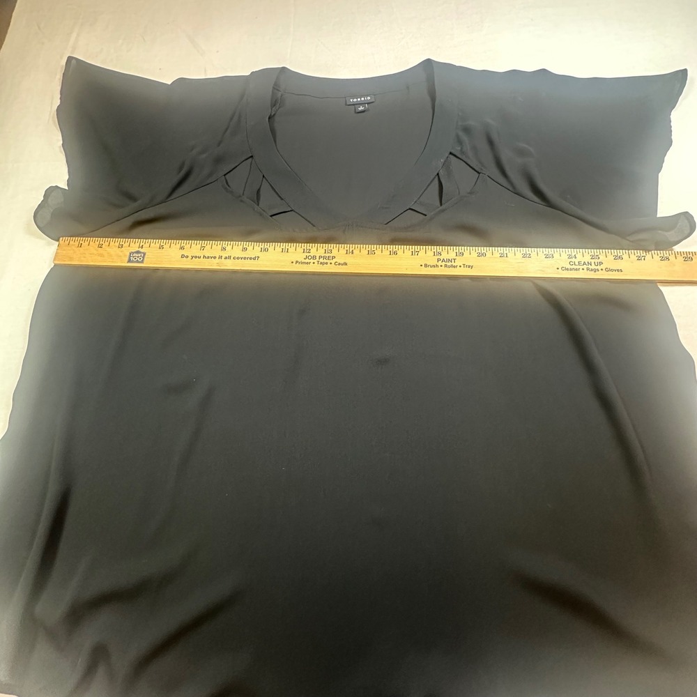Torrid Cut-Out V-Neck Neckline Short Flutter Sleeves Black Flowy Blouse Sz 3 - Picture 3 of 4